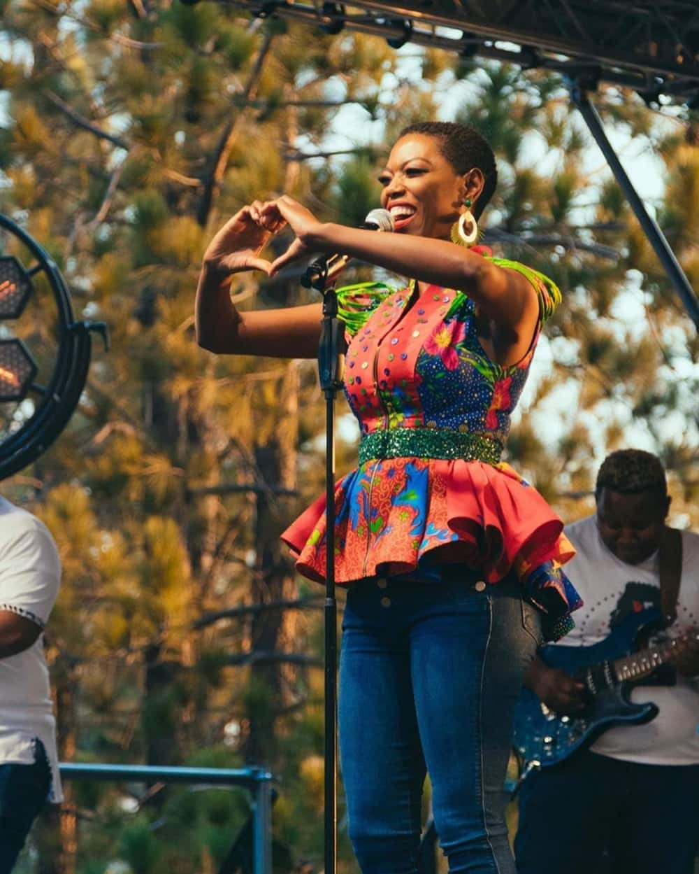 Lira biography: songs