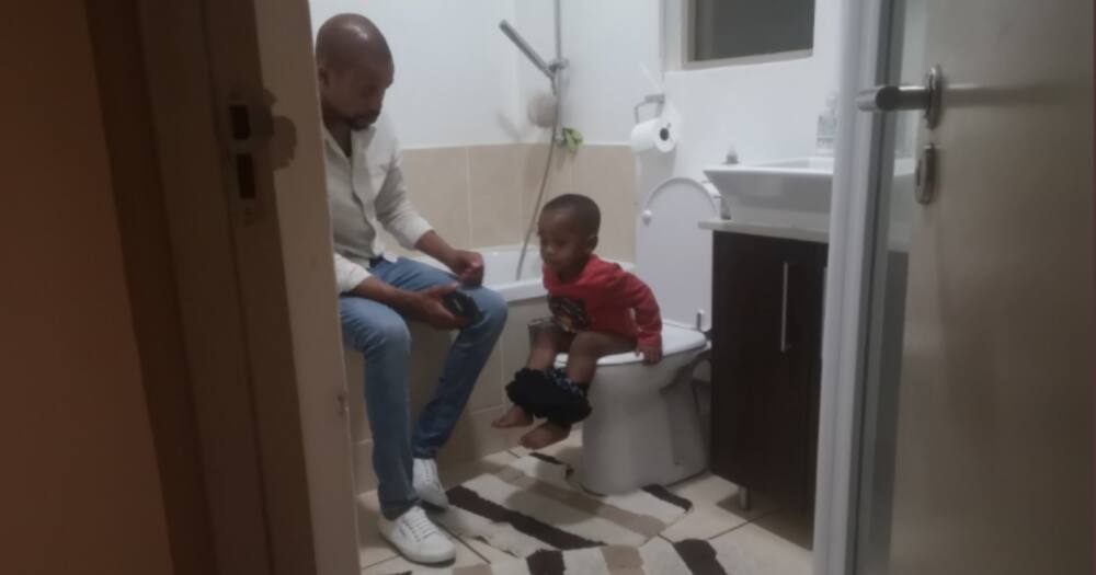 LOL: Dad Holds Phone While Son Takes Poo, Has Parents Sharing #PottyTrainingFails LOL: Dad Holds Phone While Son Takes Poo, Has Parents Sharing #PottyTrainingFails