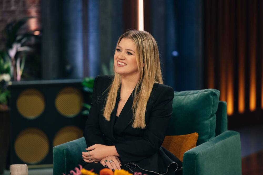 How much does Kelly Clarkson get paid per episode of The Voice?