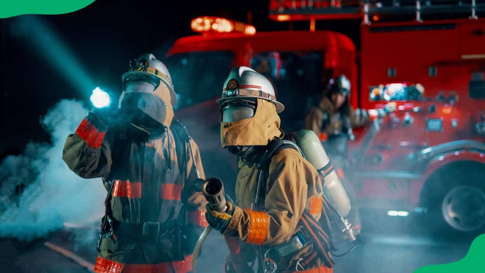 How much do firefighter paramedics make in South Africa?
