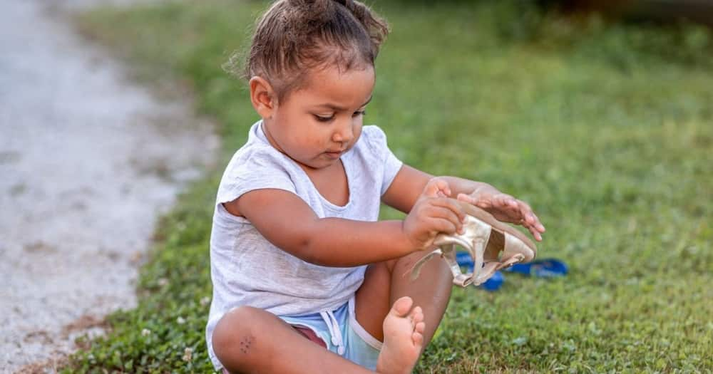 Mom, Photo, Daughter, Shoes, Wrong Way Around, SA, Banana