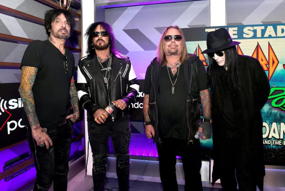 Tommy Lee and other band members of Mötley Crüe