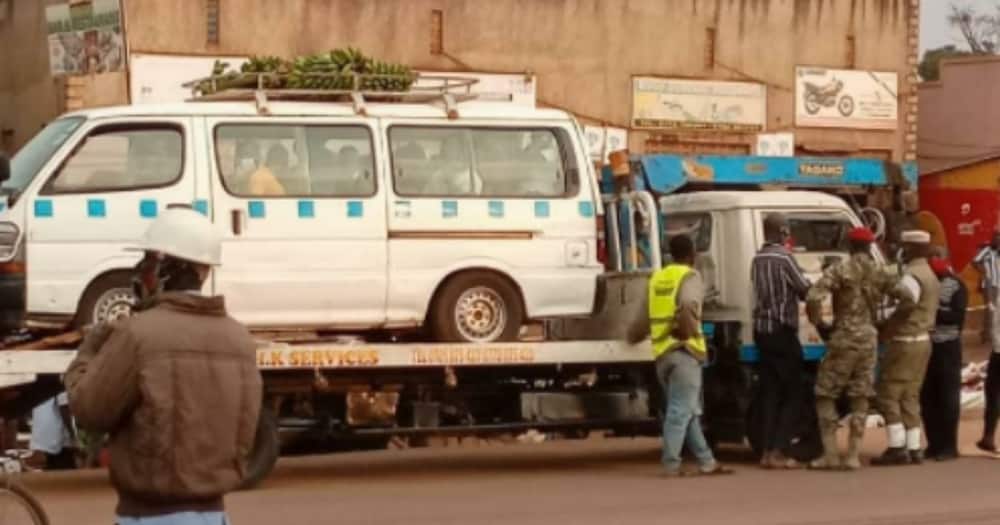 LOL: Pic of Taxi Getting Towed With People Inside Has Mzansi in Stitches