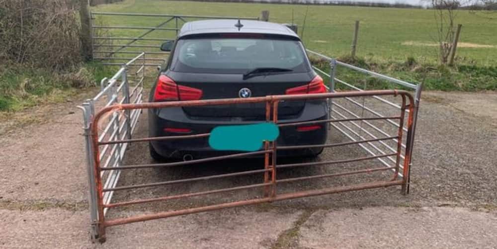 Furious Man Builds Metal Fence around Car That Blocked His Gate, Social Media reacts