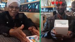 Daughter's surprise gift for parents at restaurant captures hearts on TikTok