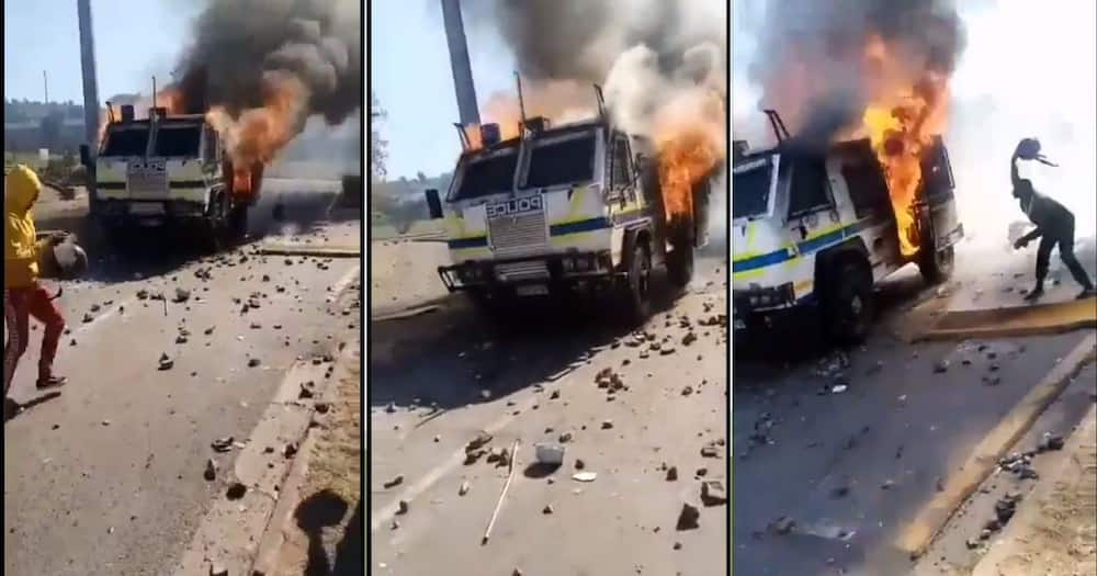 South Africans are shocked to see a police vehicle burned down. Image: Twitter