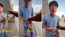 BI Phakathi gives man selling beads generous gift, almost gets a heart attack in deeply moving video