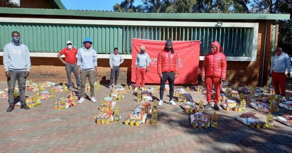 AmaZulu, Siphiwe Tshabalala, Donates, Food Parcels, in Soweto