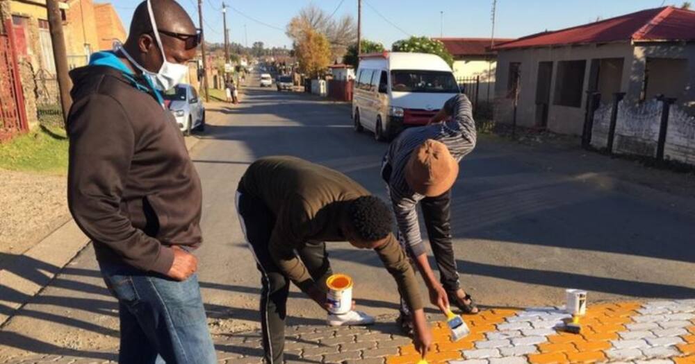 "We Do It Ourselves": Fed up Locals Paint Speedbumps in Neighbourhood