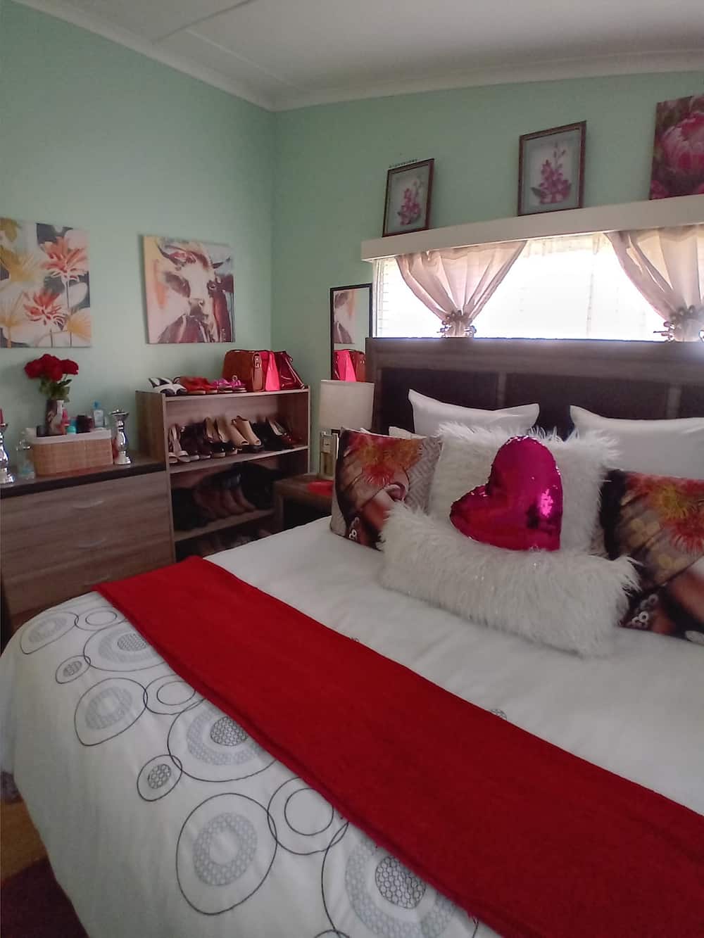 Mzansi lady's stunning decorating skills trends on social media shows off her bedroom.
