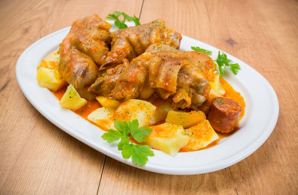 Pig's feet served with potatoes
