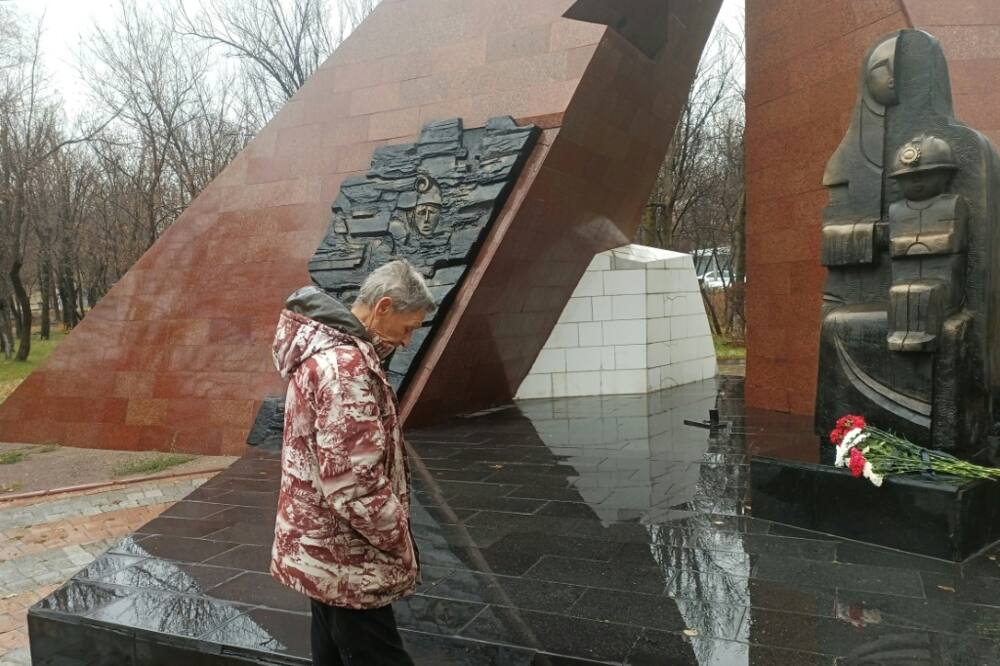 Mourning at the Monument to Dead Miners after at leat 42 miners perished in a fire at ArcelorMittal's Kostenko coal mine
