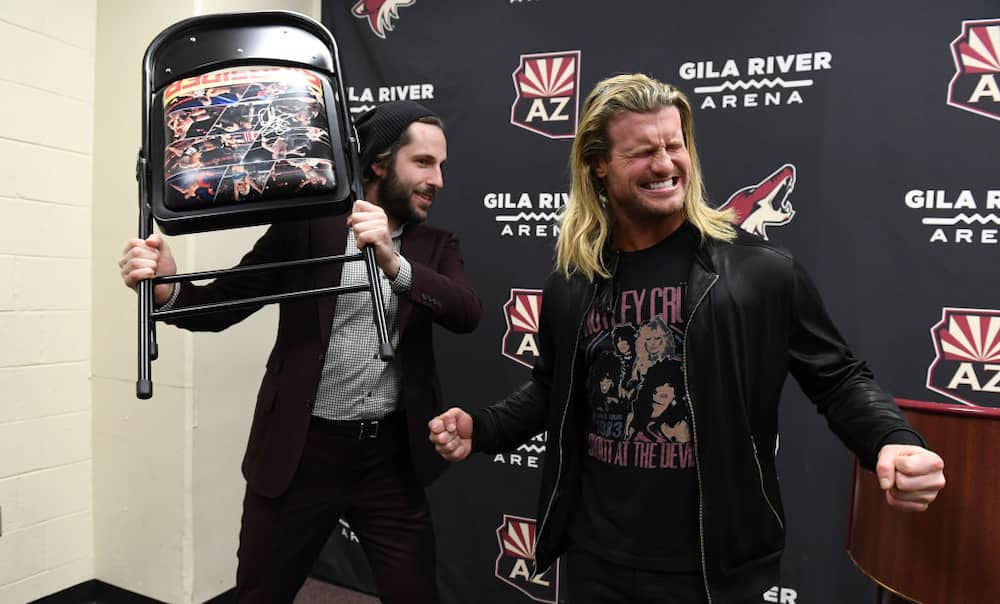 Dolph Ziggler and Jason Demers pose before an NHL hockey game against the Washington Capitals.
Source: Norm Hall/Getty Images.