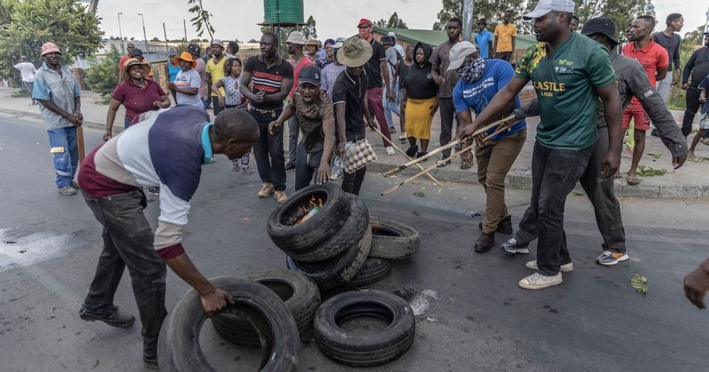 Diepsloot violence, one person killed, foreign nationals protest, Bheki Cele, Minister of Police, crime