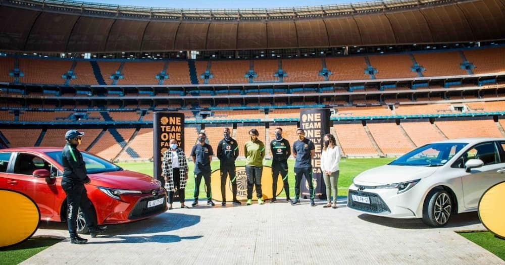 Kaizer Chiefs players Nkosingiphile Ngcobo and Njabulo Blom have been rewarded with new cars. Image: @KaizerChiefs/Twitter