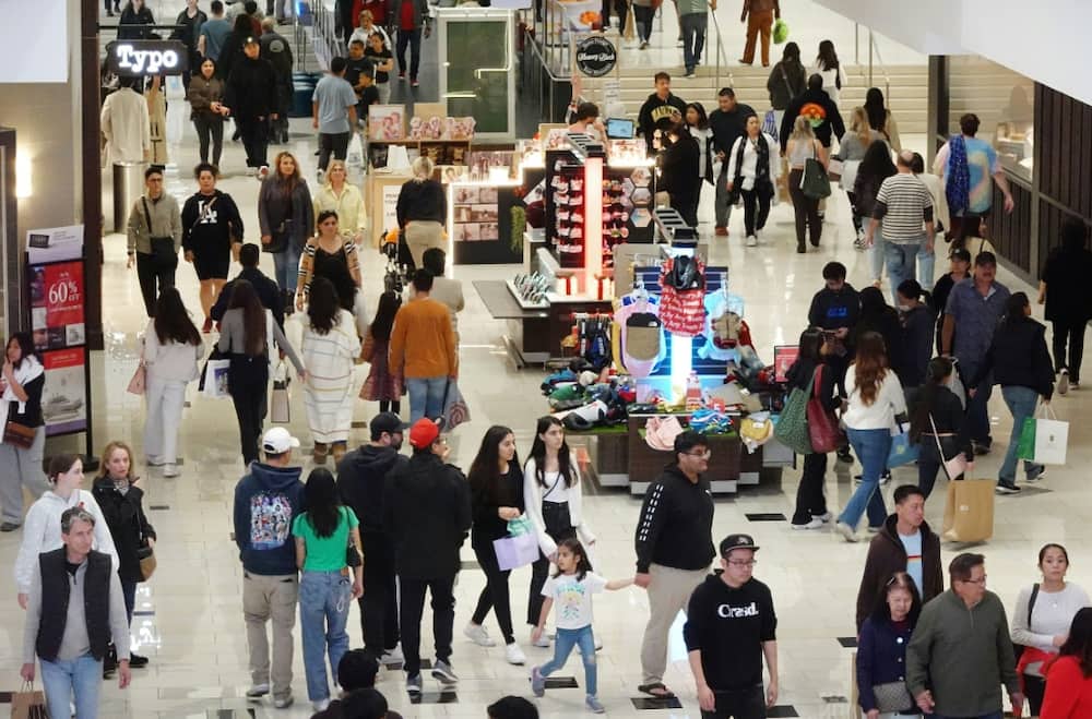 US retail sales rose more than expected in December by 0.6 percent from the prior month, Commerce Department data showed