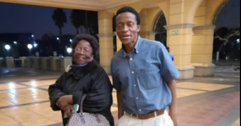 “She Taught Him 40 Years Ago”: Man Tracks Down Special School Teacher, Comes Bearing Gifts