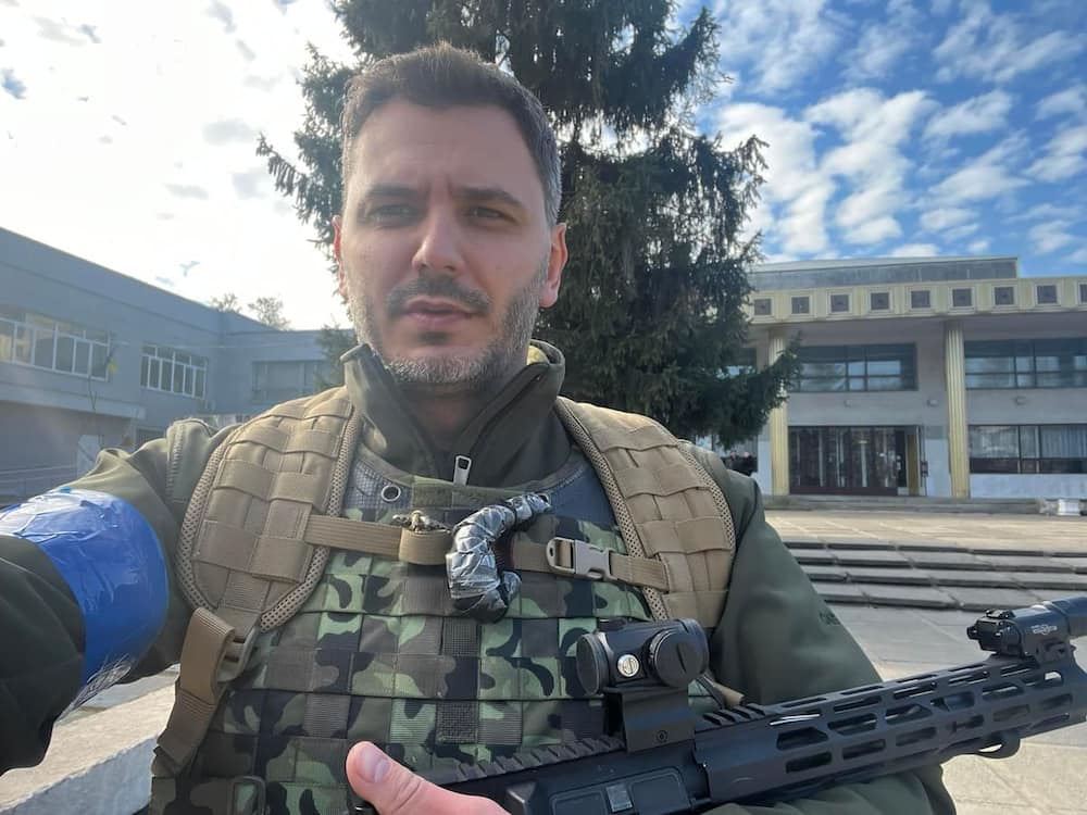 Yehor Cherniev posing for a photo while armed with his machine gun.