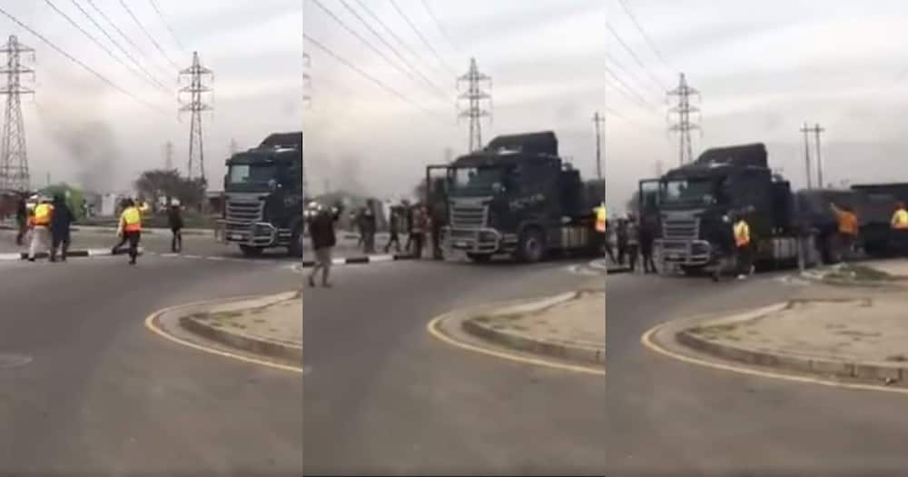 Mzansi social media users are reacting to s video of a truck that was stripped of valuable cargo. Image: SA Long Distance Truckers/Facebook