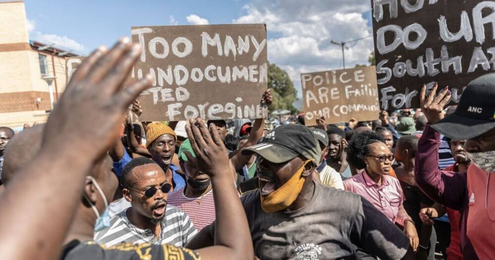 Diepsloot residents, protest, foreign nationals, threaten to take the law in own hands, police minister, bheki cele