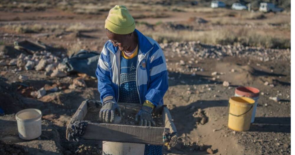 Zama zamas, Illegal miners, Law enforcement, Operation, South African Police Service, SAPS, Hawks, Limpopo, Mining operation, Chromnet mine, Plant hire equipment