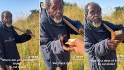 BI Phakathi gives hungry grandpa money for food in viral video, grateful man asks whether he's God in video