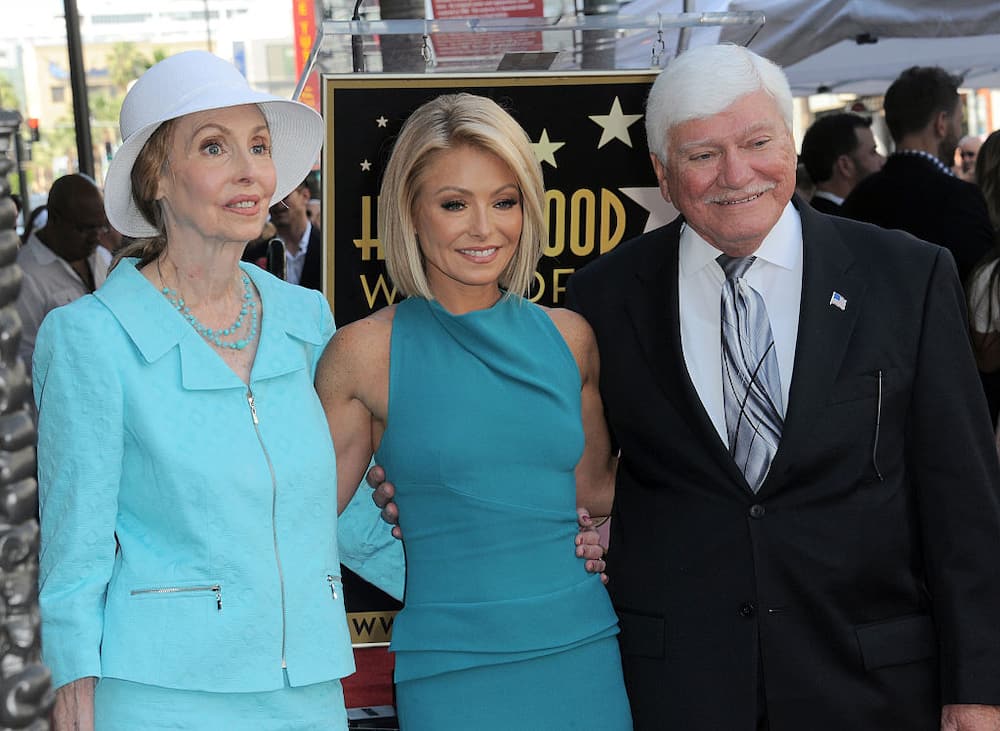 Linda's sister Kelly, mother Essie, and father Joe during Kelly Ripa's Star Ceremony on The Hollywood Walk of Fame on 12 October 2015 in Hollywood.