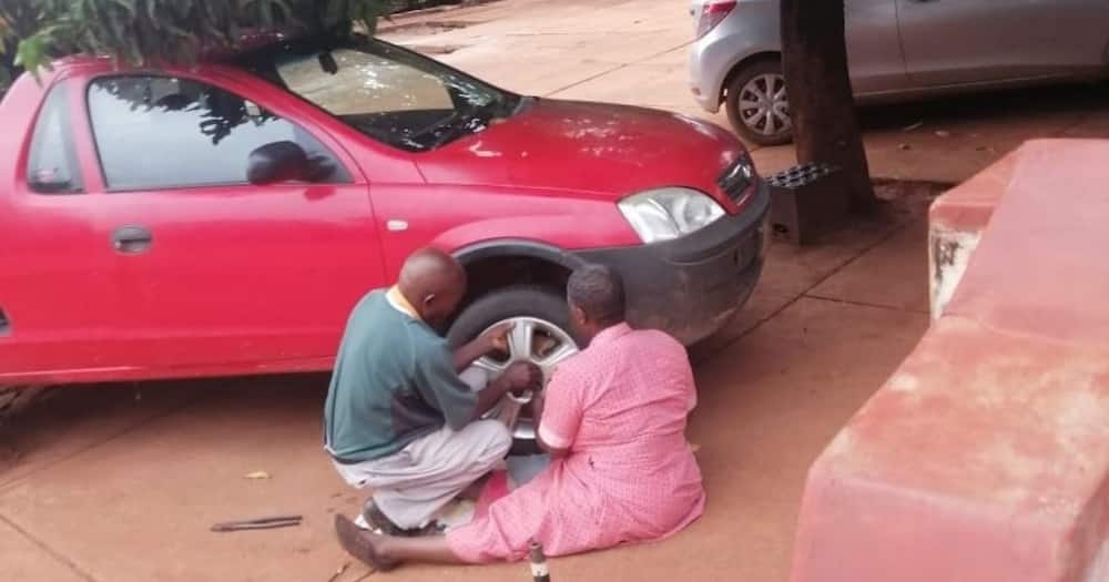 Lady shares sweet post of elderly parents changing tyre: "A blessing"