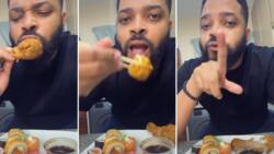 Influencer gives tips on how to best enjoy sushi, Mzansi never expected a chicken drumstick to be the way