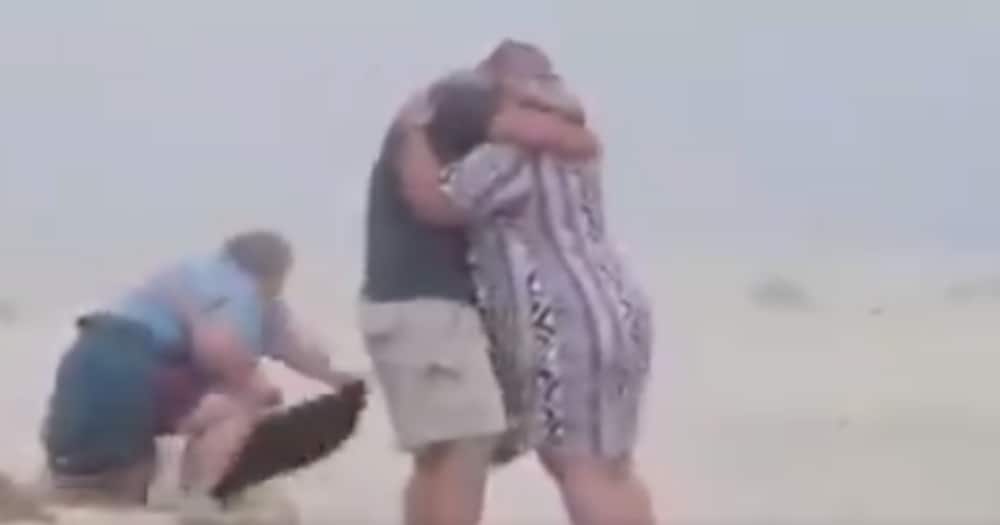 Beach Proposal Goes Hilariously Wrong, SA Applauds Photographers Commitment