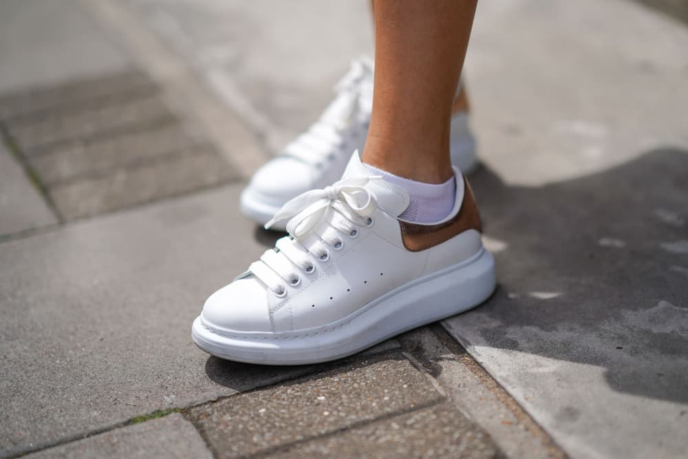 Oversized white/gold sneakers