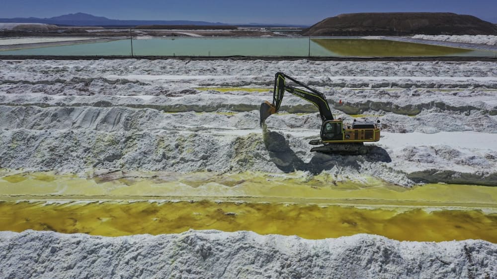 El Salar de Atacama, en el desierto del mismo nombre, es un salar que contiene los principales depósitos de litio de Chile.