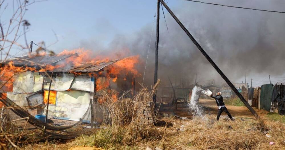 Mohlakeng residents burn shacks