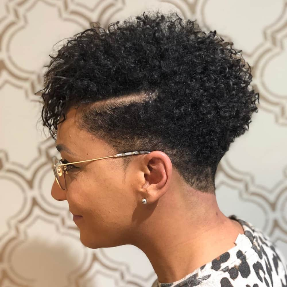 Short Curly Hairstyle For Black Women 