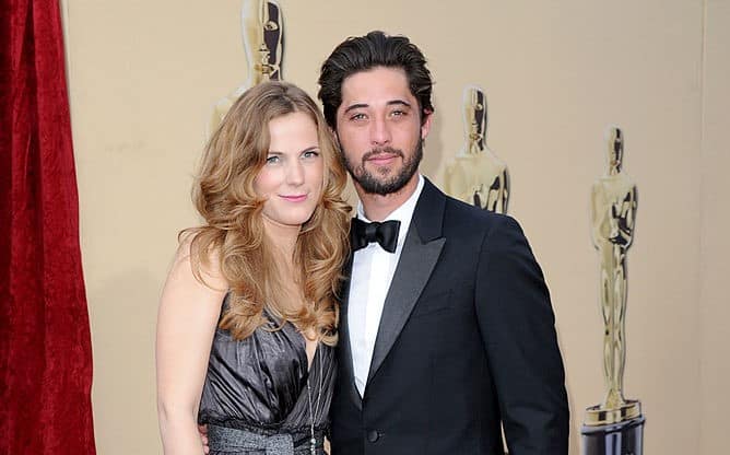 Does Ryan Bingham have a wife?