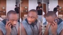 Mzansi man blows kisses to bae over the phone in hilarious video, his friends laugh out loud: “Boys, eish”