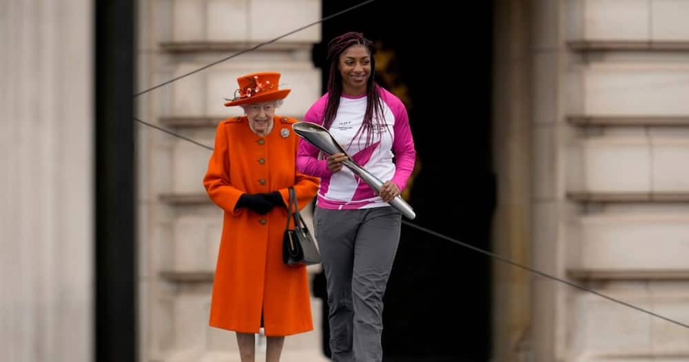 Kadeena Cox together with Queen Elizabeth