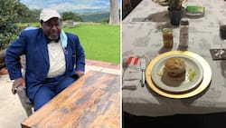 Tito Mboweni enjoys a finger lickin good burger for one fine dining style, Mzansi has jokes for our main man