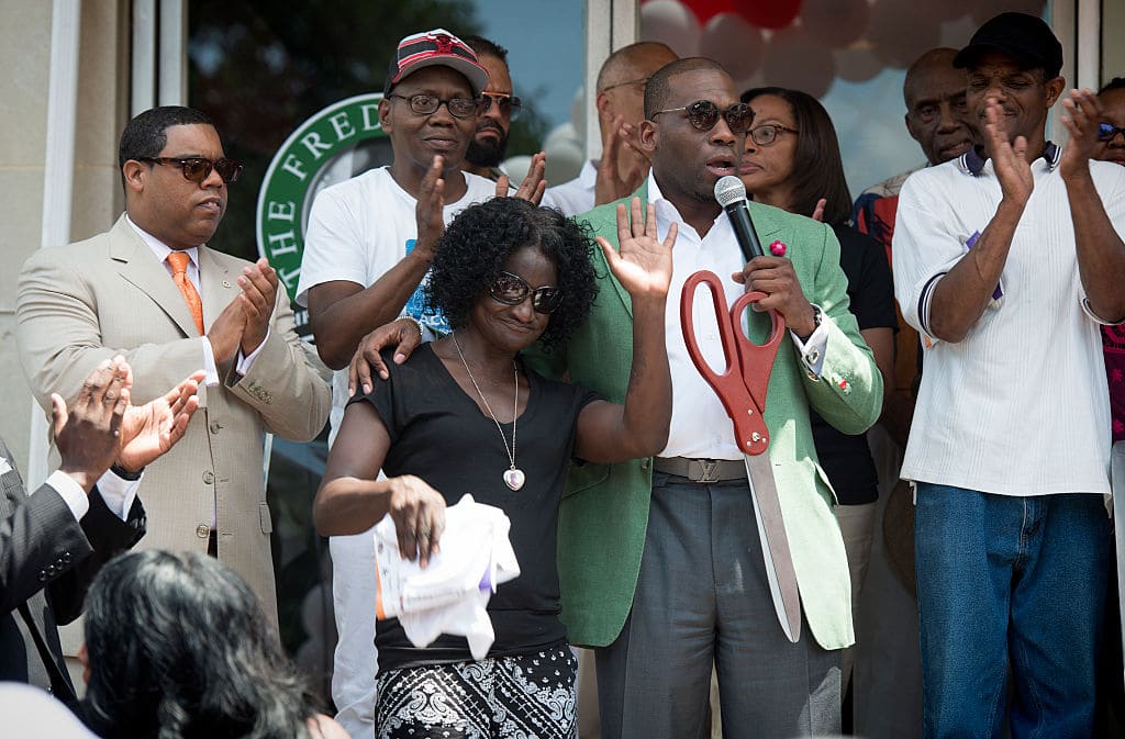 Pastor Jamal Bryant: Age, Wife, Children, Church, Tweet, Profile, Net ...