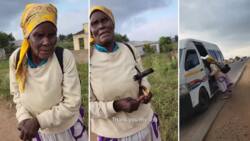 BI Phakathi blesses grandma who had no money for transport with cash, she gratefully breaks into song in video