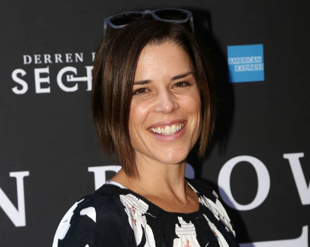 Does Neve Campbell have siblings?