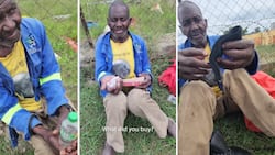 BI Phakathi blesses grateful madala who only asked for R10 for food with money and new shoes: "God bless you"