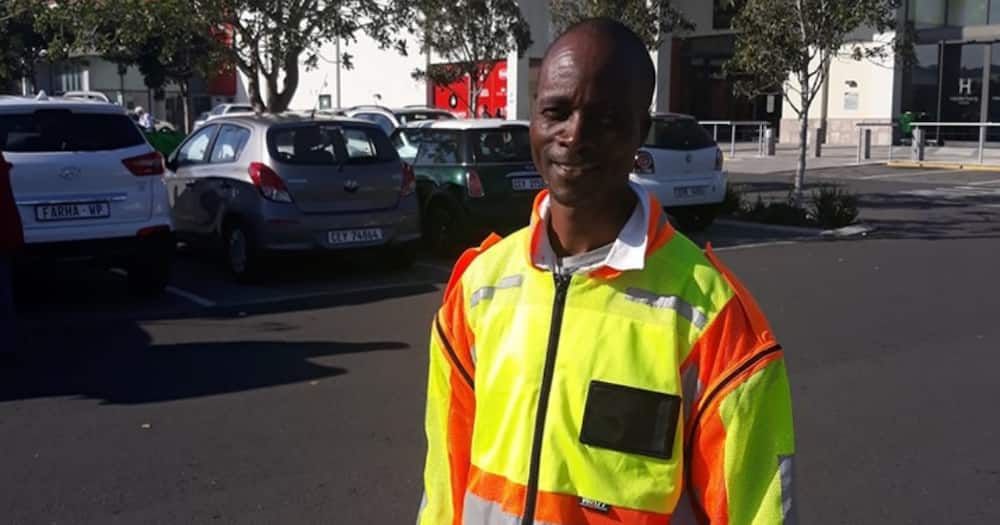 Car guard's honesty inspires Mzansi after he returns lost wallet