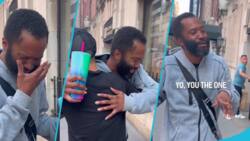 Man breaks into tears after finding stranger who helped him when he was homeless: "I'm doing better now."