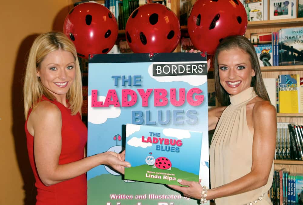 Talk show host Kelly Ripa with her sister at a book signing for Linda Ripa's children's book The Ladybug Blues at Borders Bookstore in New York City on 24 July 2002.