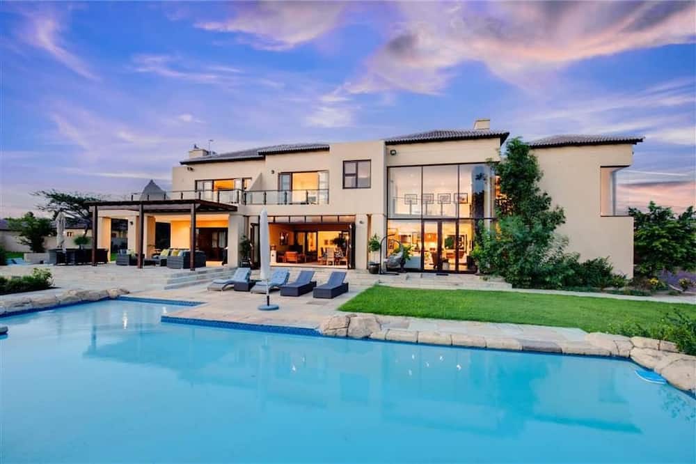 Which place has the most beautiful houses in South Africa?