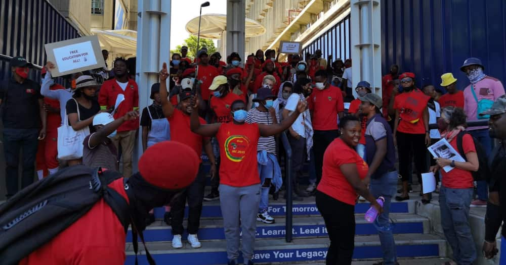 Johannesburg CBD grinds to a halt as EFF Student Command go on rampage