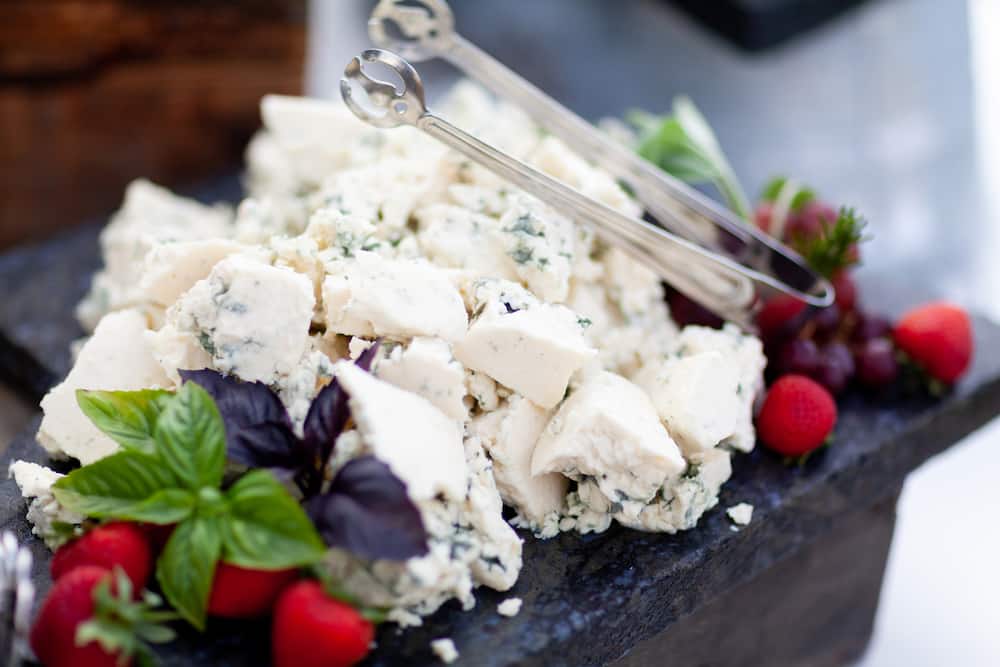 Blue cheese and berries charcuterie board