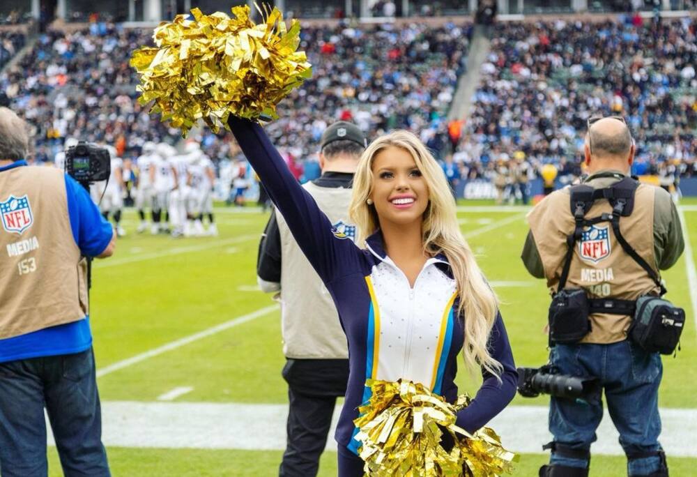 Top 20 hottest NFL cheerleaders in 2021: How much does she get paid? 