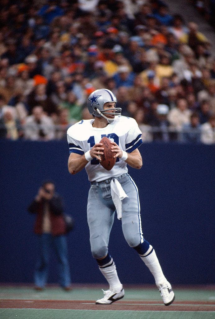 Dallas Cowboys quarterback Roger Staubach throws a pass during a News  Photo - Getty Images